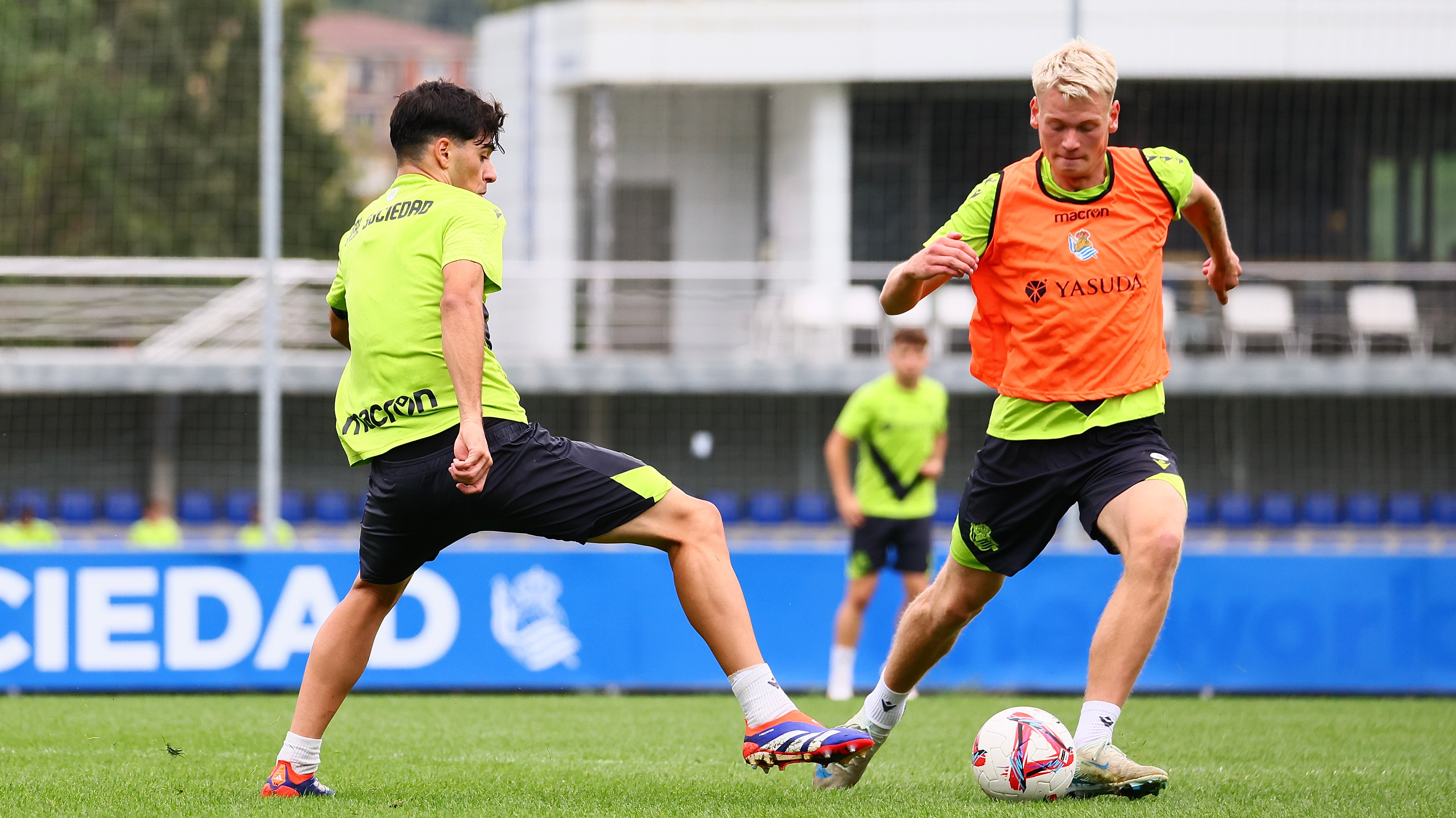 Oskarsson, Aguerd y Barrene enriquecen el entrenamiento