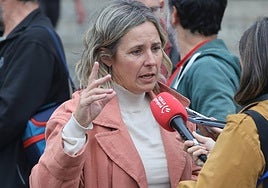 Edurne Lizaso, delegada de LAB, atiende a los medios este miércoles.