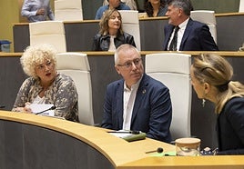 La diputada general de Gipuzkoa, Eider Mendoza (d), conversa con los diputados Maite Peña y José Ignacio Asensio durante el pleno de Juntas de este miércoles.