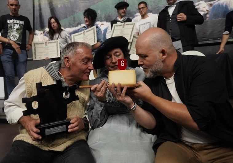 Los ganadores del Concurso de queso de Ordizia, de la quesería La Leze, con el comprador del medio queso ganador.