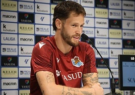 Remiro contesta una de las preguntas en la rueda de prensa de este miércoles.