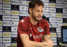 Álex Remiro, en la rueda de prensa de este miércoles en Zubieta.