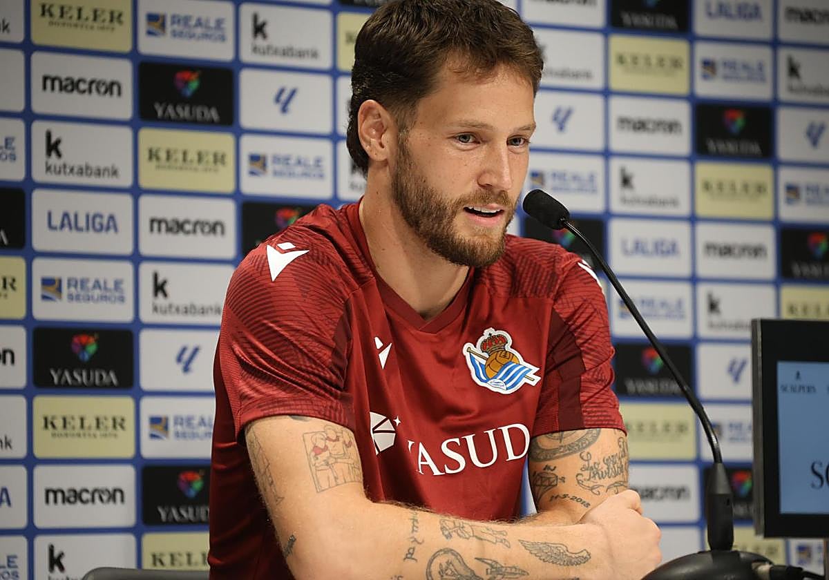 Álex Remiro, en la rueda de prensa de este miércoles en Zubieta.