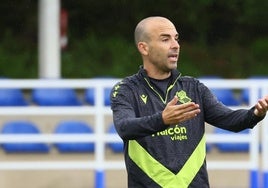 Sánchez Vera dirige el entrenamiento de la Real en Zubieta.