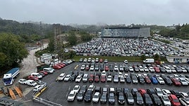 El parking provisional del Hospital Donostia se está construyendo actualmente en un terreno adyacente al actual aparcamiento, como se ve a la izquierda de la imagen. Al fondo, Onkologikoa.