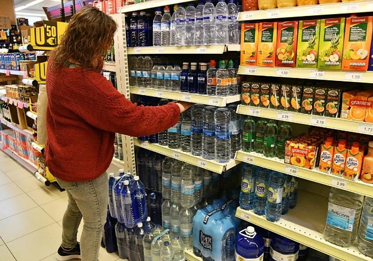 Una mujer realiza la compra en un supermercado.