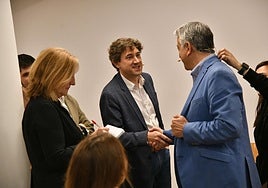 Eneko Andueza y Javier de Andrés se saludan en el debate electoral de DV.