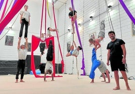 Ensayo. Lander Briones, a la derecha de la imagen, junto al resto de artistas en el espacio Hola Circo de Igara.