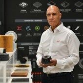 Eduardo Zubiaurre, director general de la empresa familiar JAZ Zubiaurre dedicada a la cepillería metálica, sostiene uno de sus productos en la planta de Eibar.
