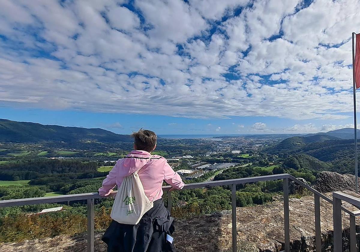 Las vistas desde el castillo de Beloaga hacia la bahía de Txingudi con el gran mar Cantábrico, impresionantes.