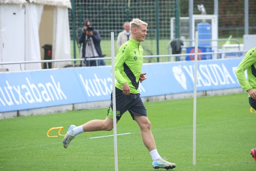 Orri Óskarsson se entrena en Zubieta en la jornada previa al partido contra el Real Madrid