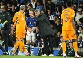 Imanol da instrucciones a Sergio Gómez desde la banda del Reale Arena.