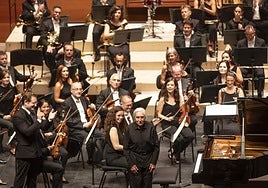 Achucarro, de pie, ya cautivó al público en el Kursaal y en el Euskalduna.