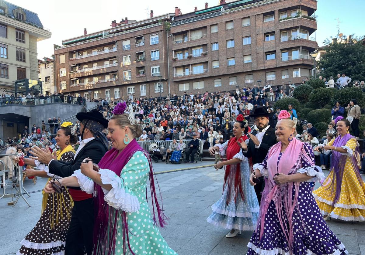 Gran festival de folclore y bolillos en el preludio festivo