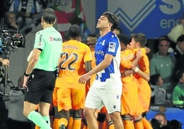 Aramburu se lamenta tras uno de los goles del Real Madrid de penalti este sábado en el Reale Arena.