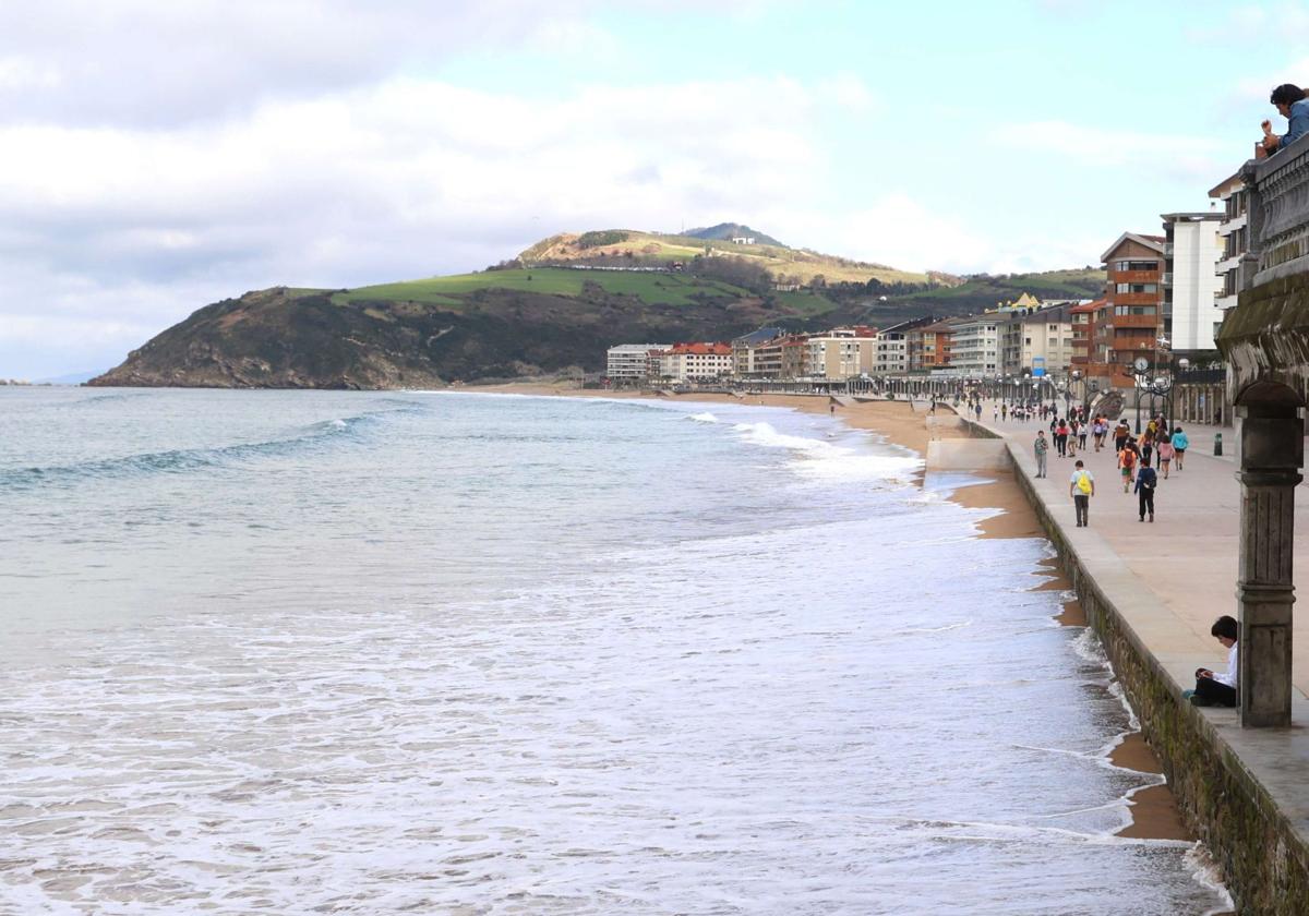 Pleamar durante las mareas vivas de septiembre del año pasado en Zarautz.