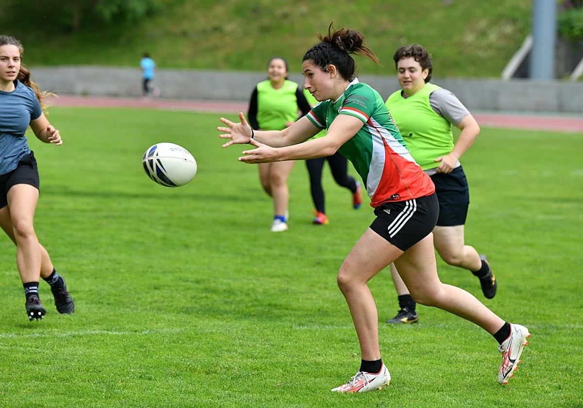 Jugadoras del Eibar Rugby femenino durante un entrenamiento en la pasada campaña, en Unbe.