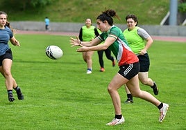 Jugadoras del Eibar Rugby femenino durante un entrenamiento en la pasada campaña, en Unbe.
