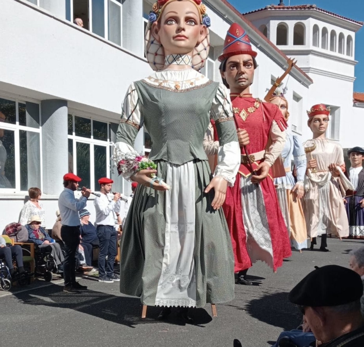 Los participantes del alarde de gigantes de ayer durante su parada especial en la residencia Santa Cruz.