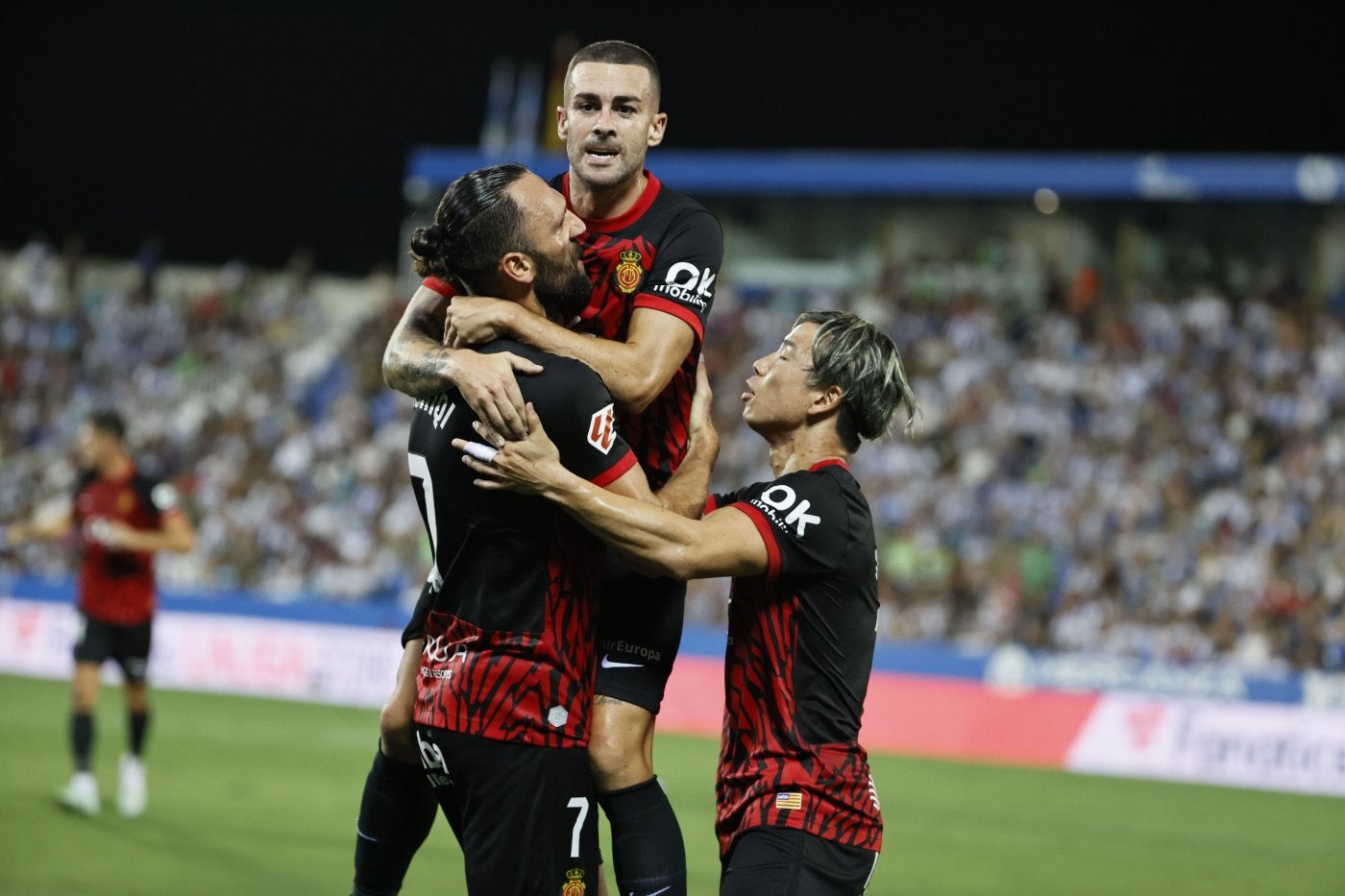 Muriqi, Dani Rodríguezy Asano celebran el goldel gallego en Butarque.