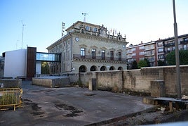 Solar junto al ayuntamiento de Irun que lleva años vacío donde Salud plantea construir un ambulatorio.