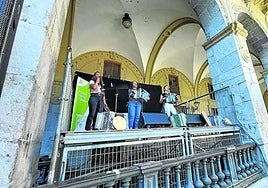 Las trikitilaris animaron el ambiente en la plaza de los Gudaris actuando sobre el escenario colocado en los arkupes de la casa consistorial.