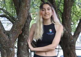 Maider posa para una fotografía tomada en la plaza Iralabarri de Aretxabaleta.