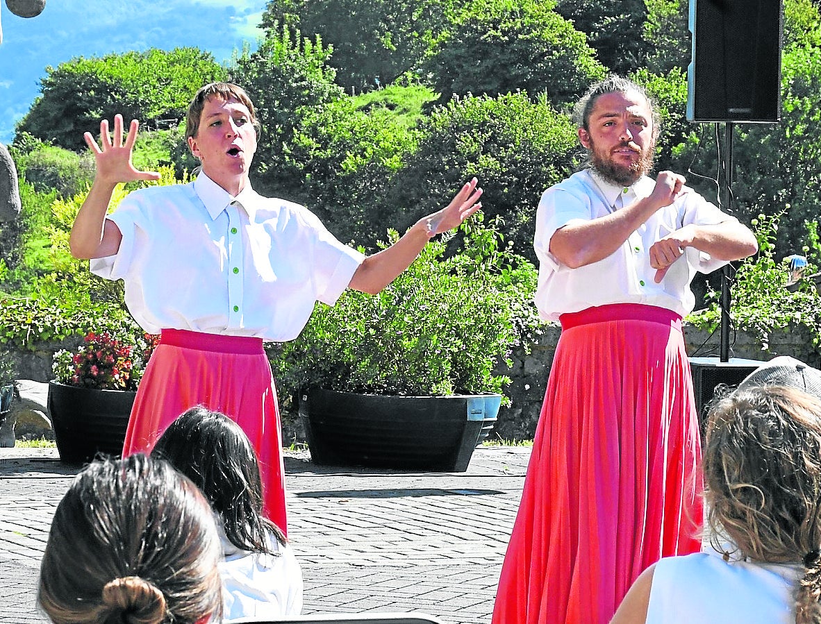 Jone Amezaga y Manu Gaigne durante su actuación.