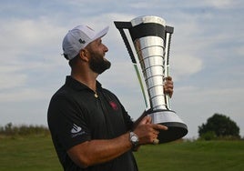 Rahm, con el premio al mejor golfista del año en el circuito LIV.