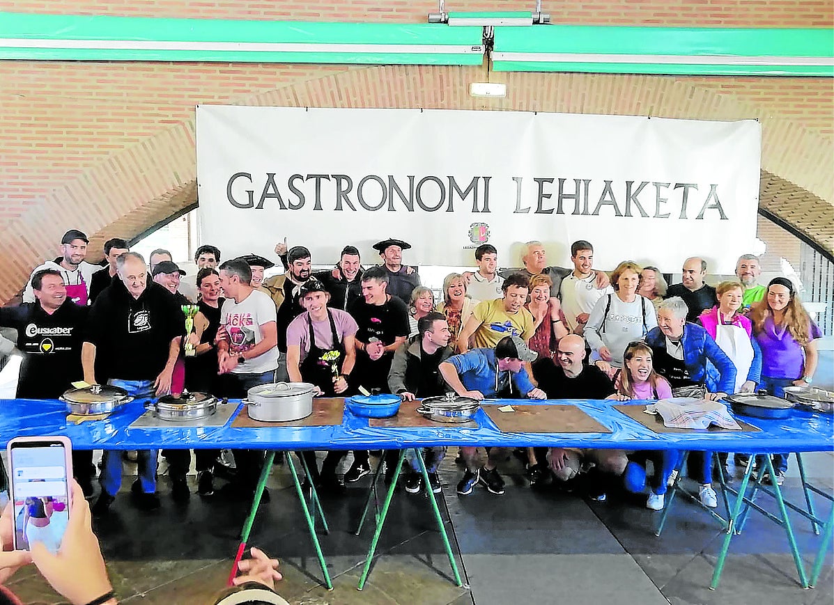 El concurso gastronómico batió su récord de participantes, quince en total, entre los que la victoria fue para el grupo llamado '50' (a la derecha).