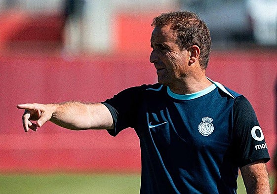 Jagoba Arrasate da órdenes durante un entrenamiento con el Mallorca