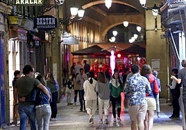Imagen de archivo de una calle de la Parte Vieja de San Sebastián de noche.