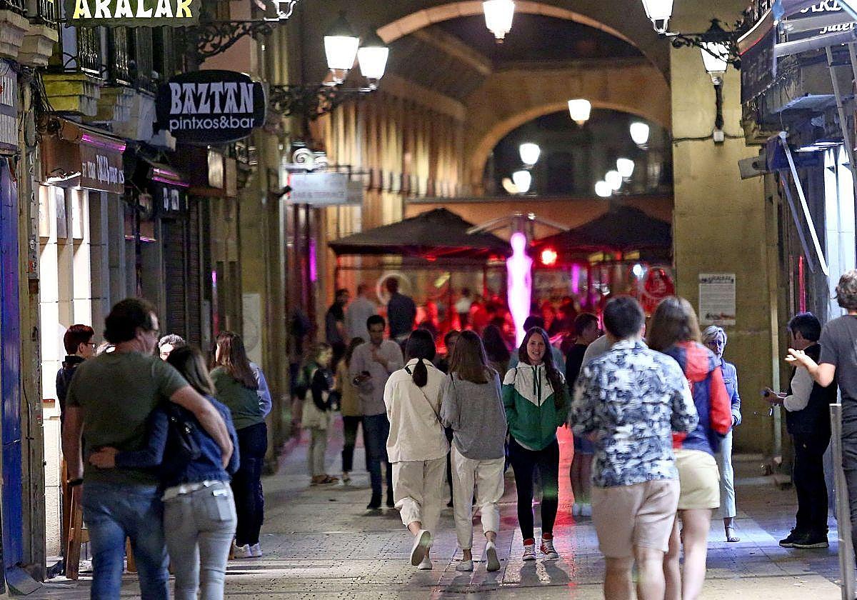 Imagen de archivo de una calle de la Parte Vieja de San Sebastián de noche.