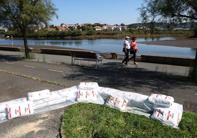 Sacos terreros en la zona del bidegorri del paseo Real Unión en Irun.