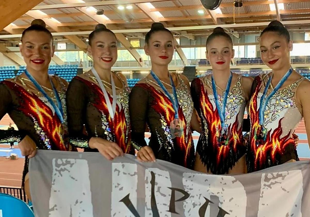 Nahia y Haizeder Arguiz, Maialen Apraiz, Naroa Alonso e Indira del Pino, con las medallas de plata obtenidas.