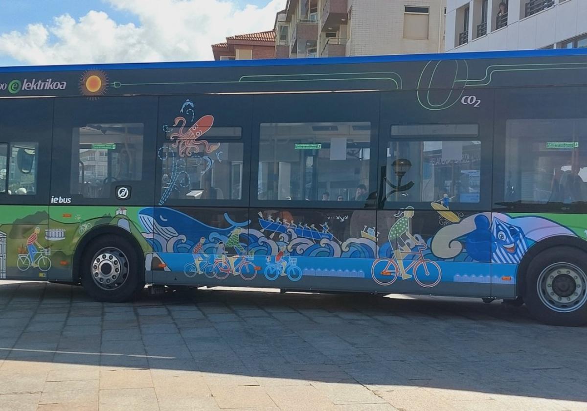 Uno de los autobuses eléctricos, aparcado en la jornada de ayer en el malecón de Zarautz.