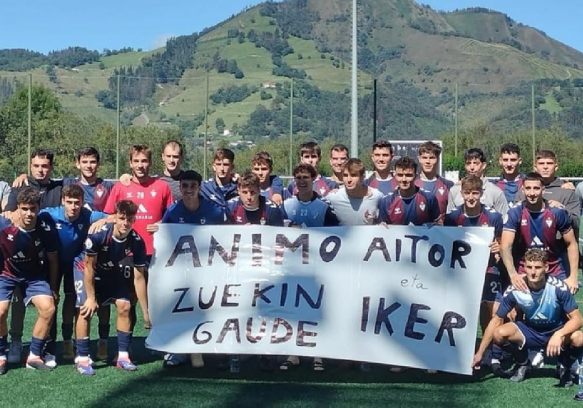 Los jugadores dieron ánimos a los lesionados Aitor Larrañaga e Iker Aldai antes del partido.