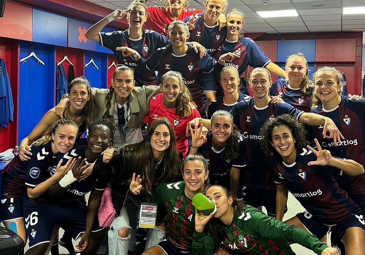 Las jugadoras celebraron los tres puntos con una foto grupal en el vestuario.