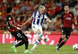 Orri Óskarsson chuta a puerta en una de las ocasiones más claras que tuvo la Real este martes en Son Moix ante Copete y Mojica.