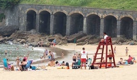 Dos socorristas de la Cruz Roja en la playa de Getaria.