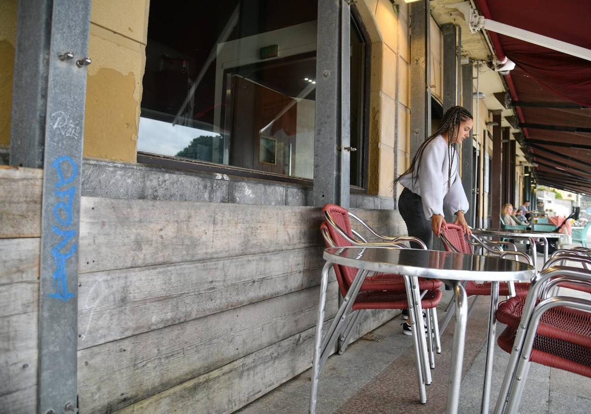 Bares como el Bederen en Zarautz ayer se encontraban con tablones colocados.