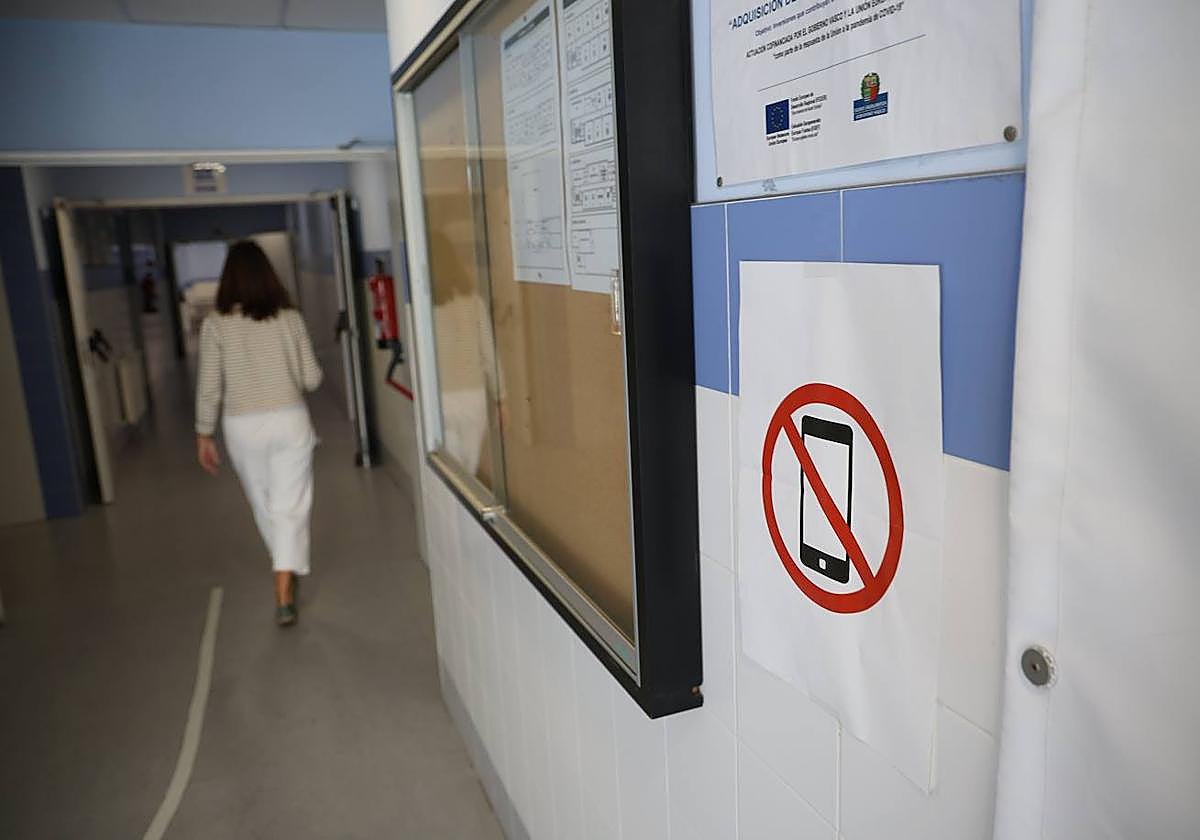 El uso de dispositivos electrónicos en el recinto escolar del instituto público Beasain BHI está prohibido. Así se refleja en los pasillos del propio centro.