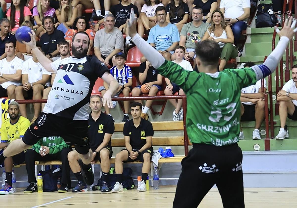 El capitán Mikel Beristain, en una acción de ataque contra el Bidasoa Irun.