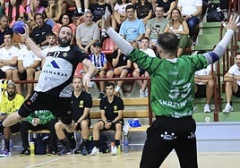 El capitán Mikel Beristain, en una acción de ataque contra el Bidasoa Irun.