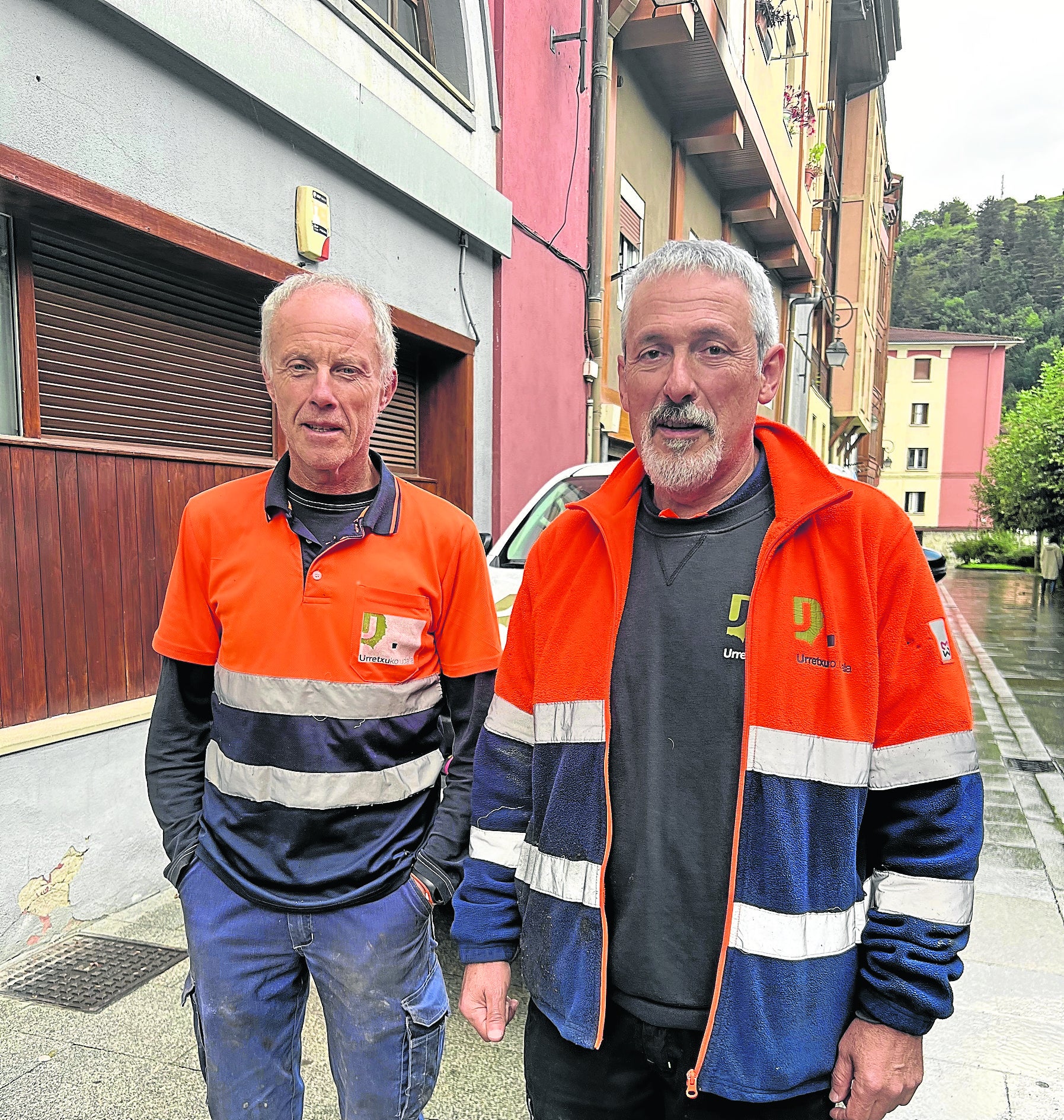 Los componentes de la brigada Juanjo Sagastibeltza y Patxi Lazkano.