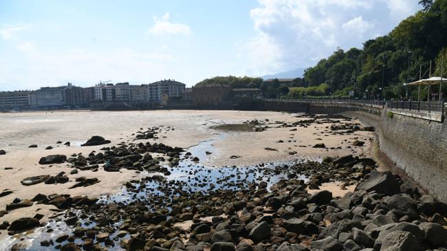 Imagen antes - La mareas vivas se dejaron notar en Zarautz.