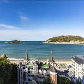 La vivienda cuenta con unas impresionantes vistas a la bahía de San Sebastián.