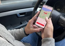 Un usuario de la app ParteCar planifica su próxima ruta.