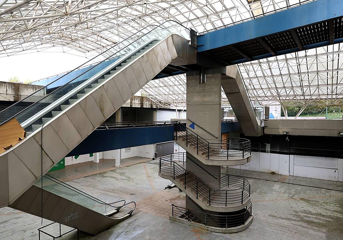 Interior de la antigua zona de ocio de Illunbe donde irá el primer edificio de la ampliación de Miramon.