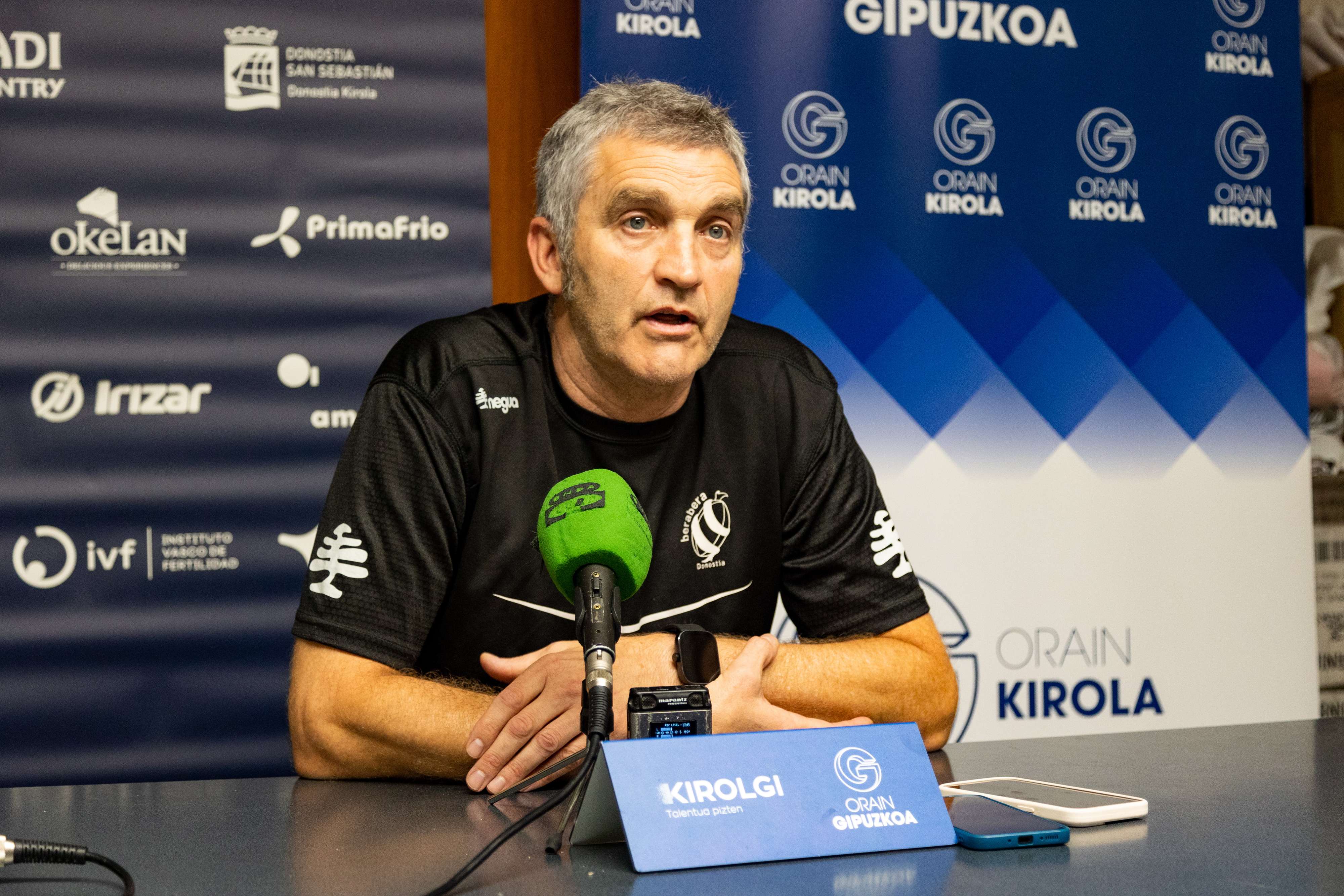 Imanol Álvarez en rueda de prensa ante los medios.